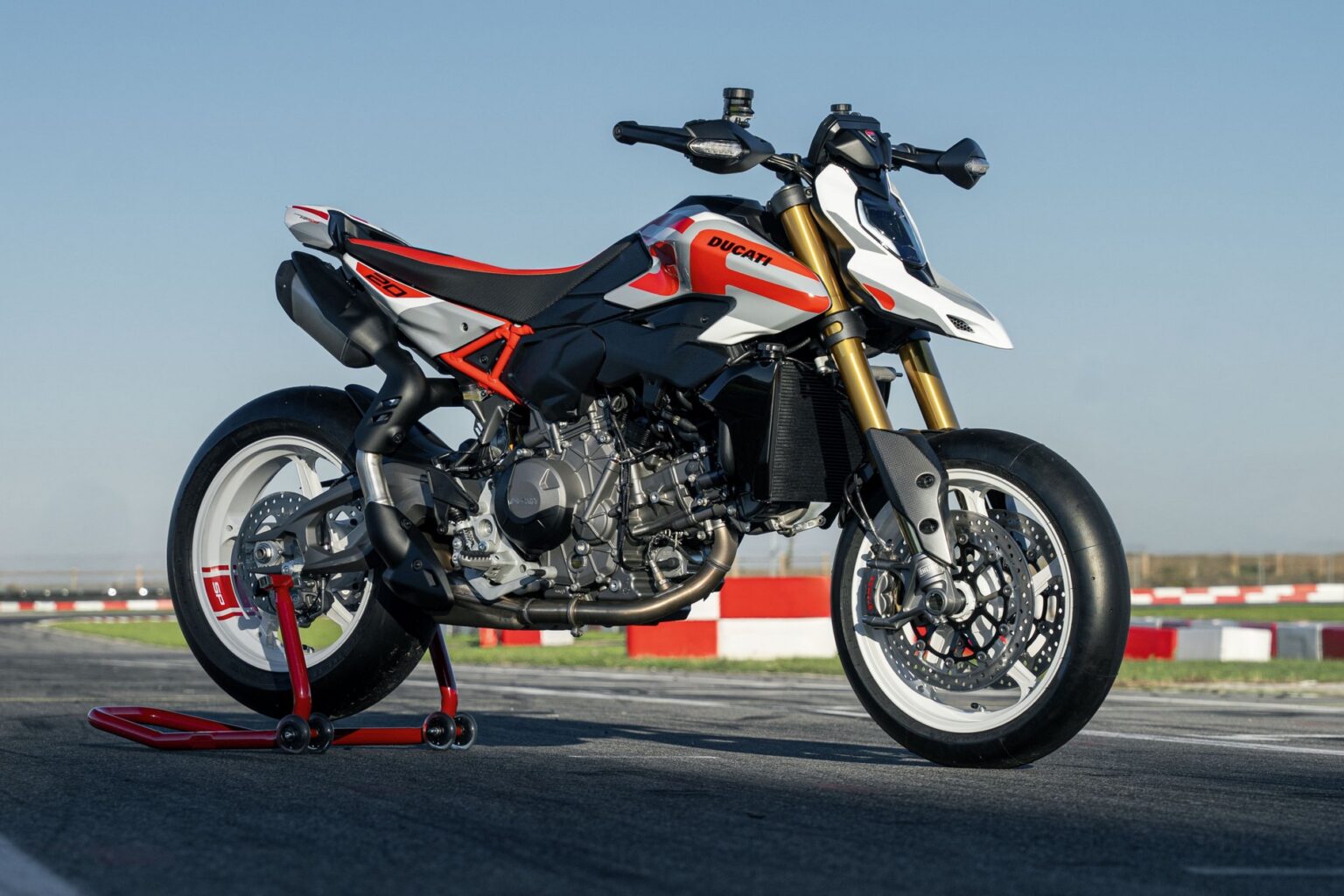 Ducati_Hypermotard_V2_SP_01.jpg