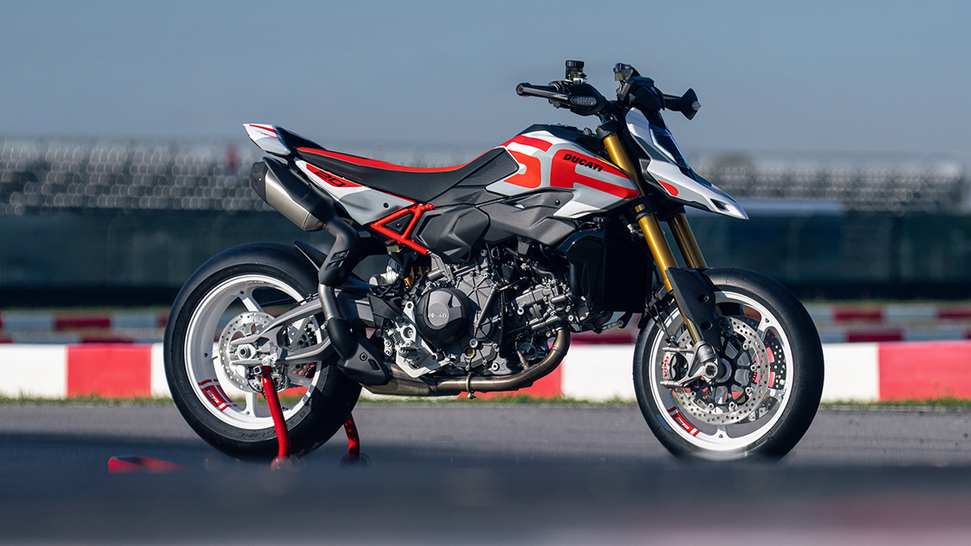 Ducati_Hypermotard_V2_SP_03.jpg